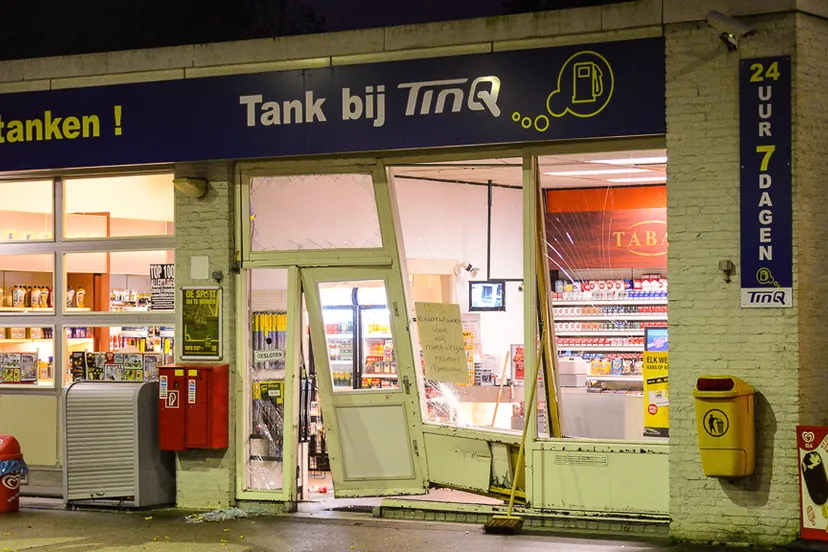 q28lwk1jxx43bfpi6a6942oi3 20141013tankstation 2