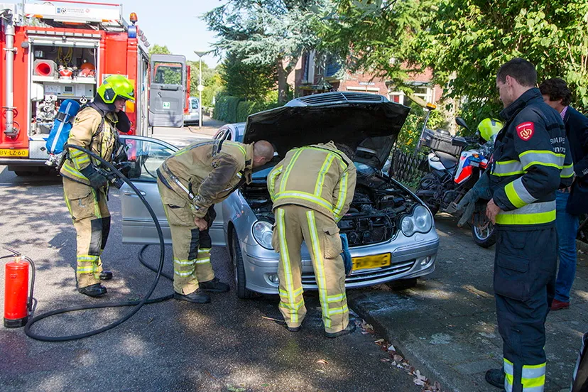 r14cqay6znkvklgjof6rpisos auto in de brand gevlogen aan de dr