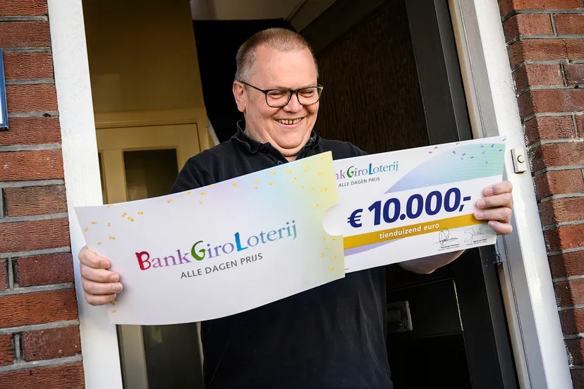 rob uit beverwijk wordt door de bankgiro loterij verrast met een cheque ter waarde van 10000 euro
