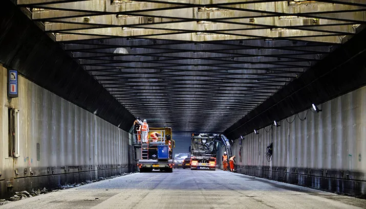 roosters velsertunnel banner