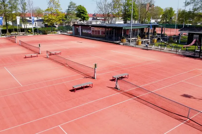 tennisbaan dem aangeleverd dem