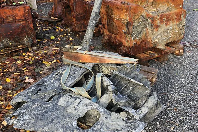 vliegtuigvleugel en landmijnen bij het informatiecentrum van tennet in wijk aan zee foto tennet