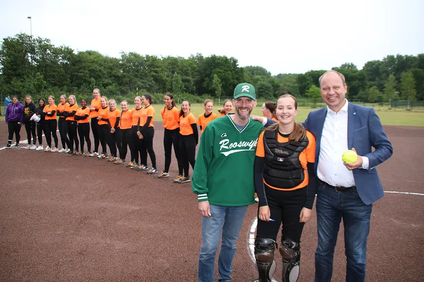 vlnr geert velzel voorzitter rooswijk anouk boontjes catcher team nl bram diepstraten wethouder velsen