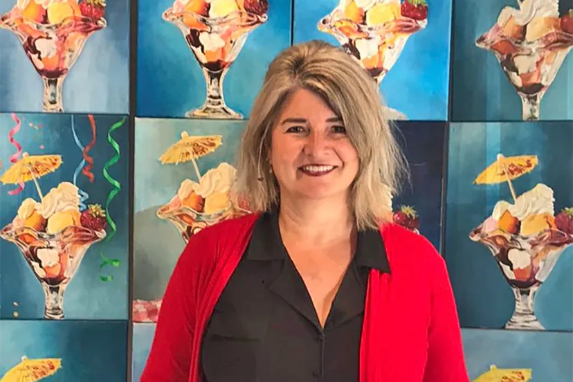 wand met ijscoupes liggend