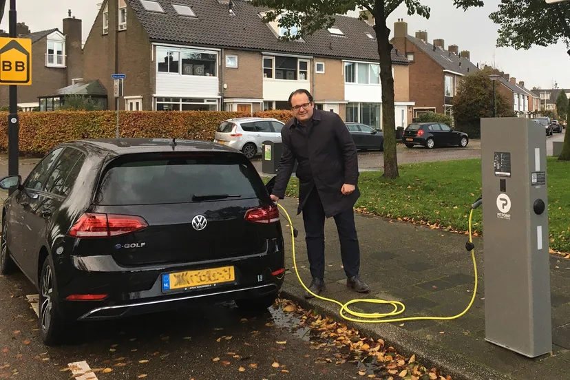 wethouder ferraro bij laadpaal op de plantage