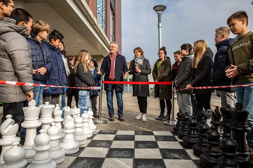 wethouder tabak opent het nieuwe schaakplein bij basisschool panta rhei