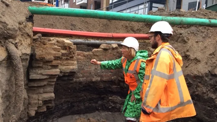 wethouder van weel bij historische vondst in breestraat