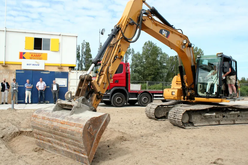 wethouder van weel geeft startsein binnenduin foto bot bouw