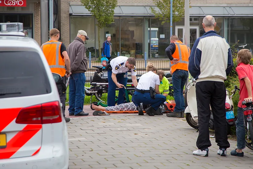 x9udkz1aom1tcib145vkau98a vrouw hard onderuit met snorscooter op de velserbroekse dreef 2