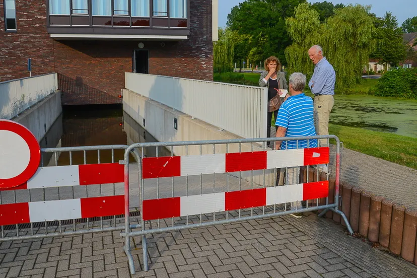 z8tljnfy0ya79hzjlhthljlgt parkeergarage met autos loopt vol water in heemskerk