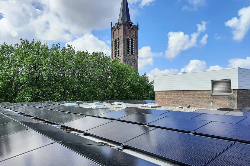 zonnepanelen op het dak van de bibliotheek in beverwijk kopieren