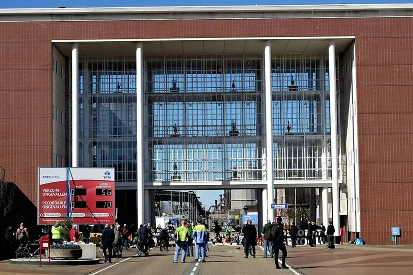 foto 1 3 2023 25 kappen met kolen protesteert bij de ingang van tata steel
