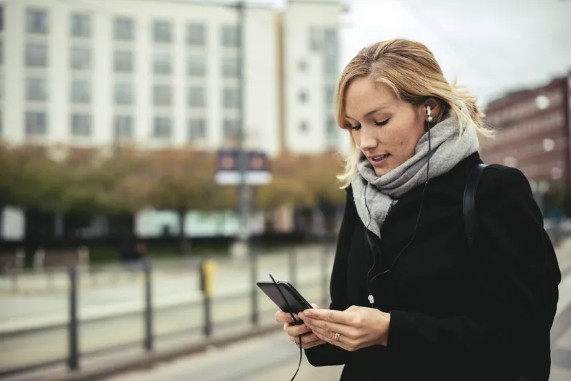 Vrouw-met-mobiele-telefoon (1)