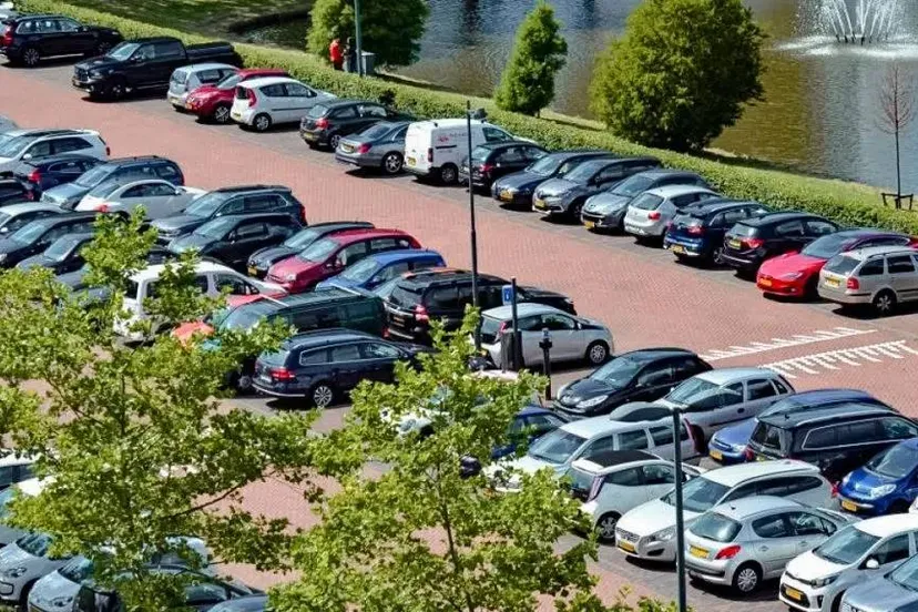 ij360_parkeren-autos-halve-maan-1024x576