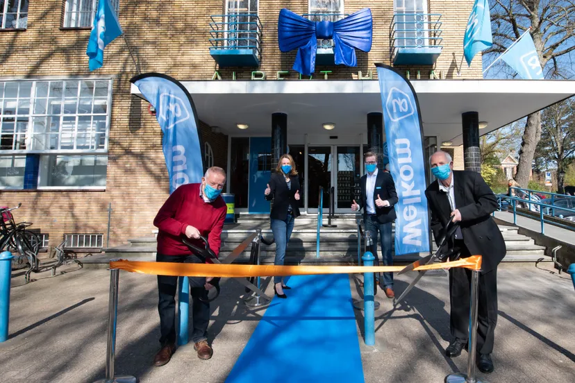 albert heijn overveen is weer open vlnr jan koelman marit van egmond mark de vries louis van der mije foto albert heijn yasmin hargreaves