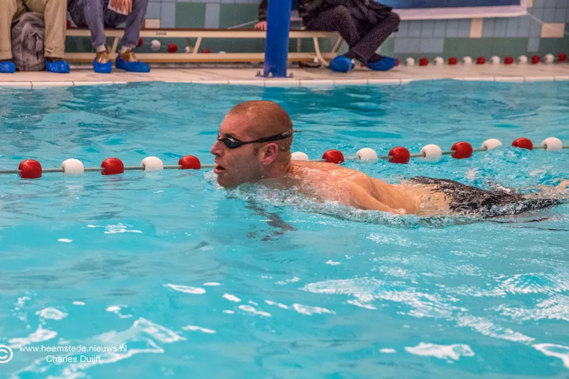 maarten in zwemactie