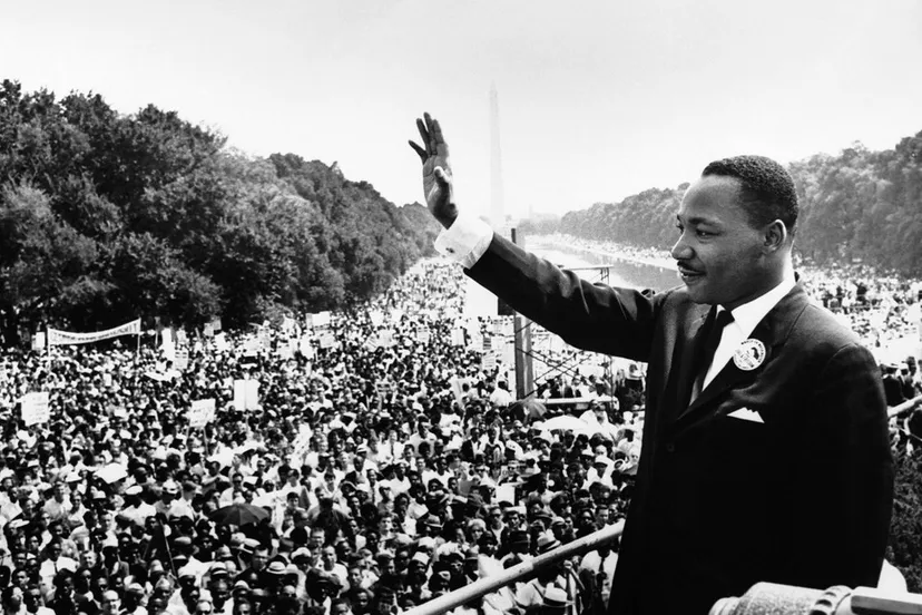 martin luther king jr addresses a crowd from the steps of the lincoln memorial usmc 09611 wiki