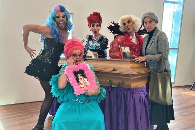 publiciteitsfoto four drags bereiden zich voor op de laatste voorstellingen 1