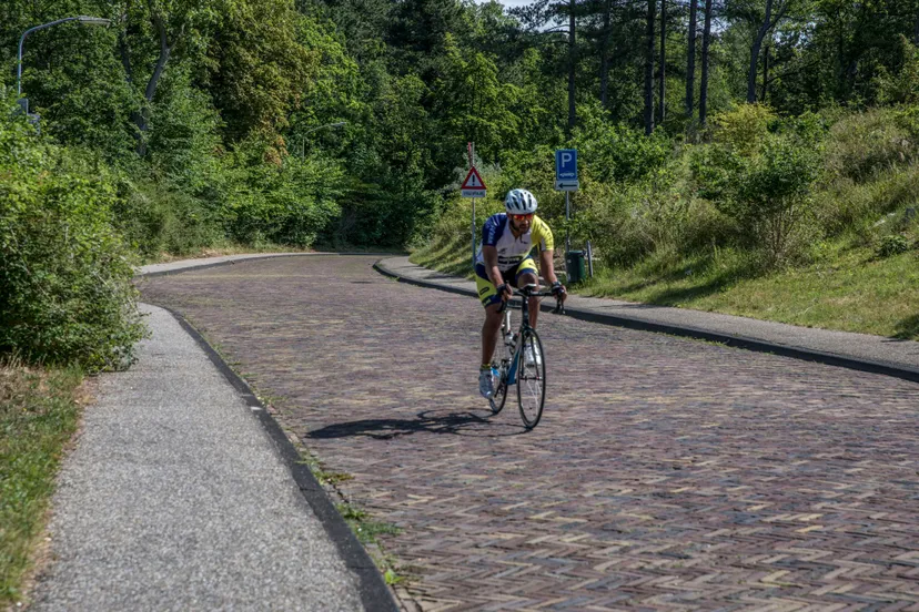 wielrenner bij kopje