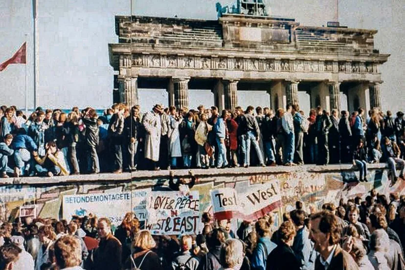 west and east germans at the brandenburg gate in 1989 kopieren