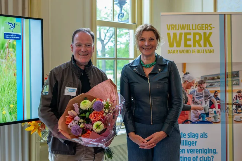 Wethouder van Heerikhuize feliciteert Frits Bekker