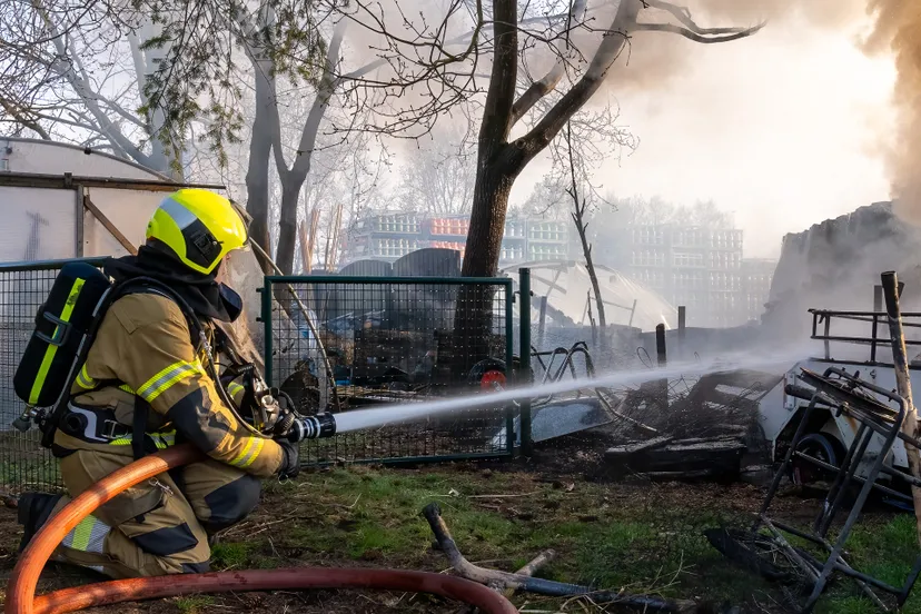 2022 04 14 reality photo bijenvolken omgekomen bij brand in stapel hout touwslager nieuwkuijk 10