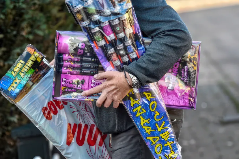 man heeft handenvol aan vuurwerk