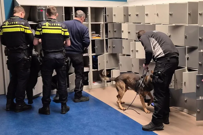 kluiscontroles op donderdag 5 december en woensdag 11 december 2024 hebben er op diverse scholen in eindhoven kluiscontroles plaatsgevonden hierbij is voornamelijk gezocht naar vuurwerk ook werd gekeken naar andere 1