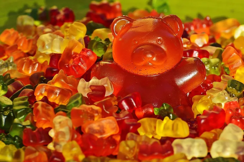 giant gummy bear 1089548 1280