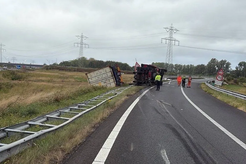 Gekantelde_vrachtwagen_A4_Rijkswaterstaat