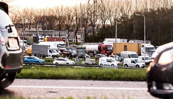 a16 weer vrij na dodelijk vrachtwagenongeval 715x408