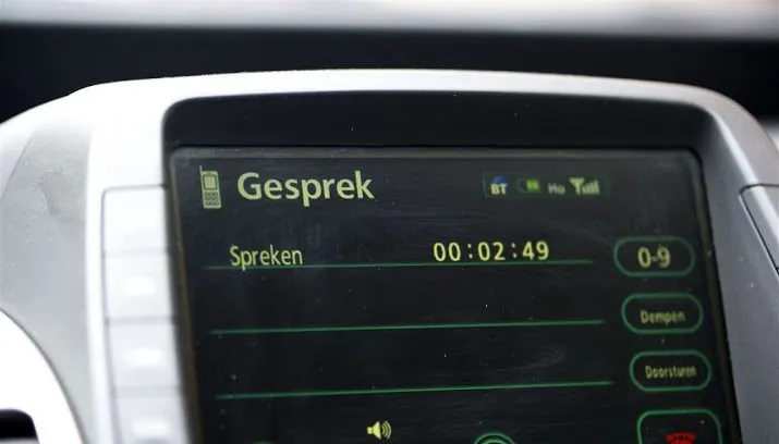 fors meer boetes voor bellen tijdens rijden 715x408