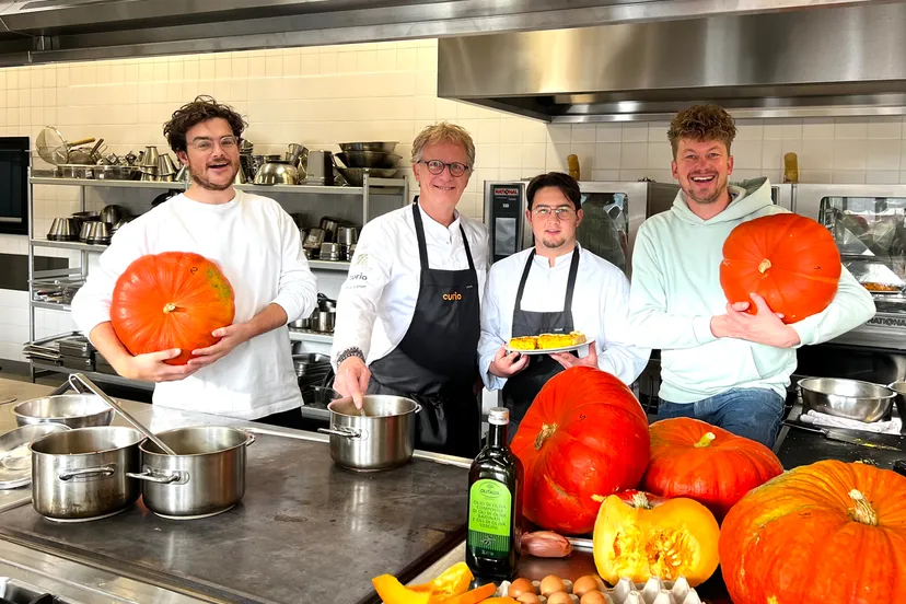 frank en thibaud aan het koken met docenten en studenten van curio