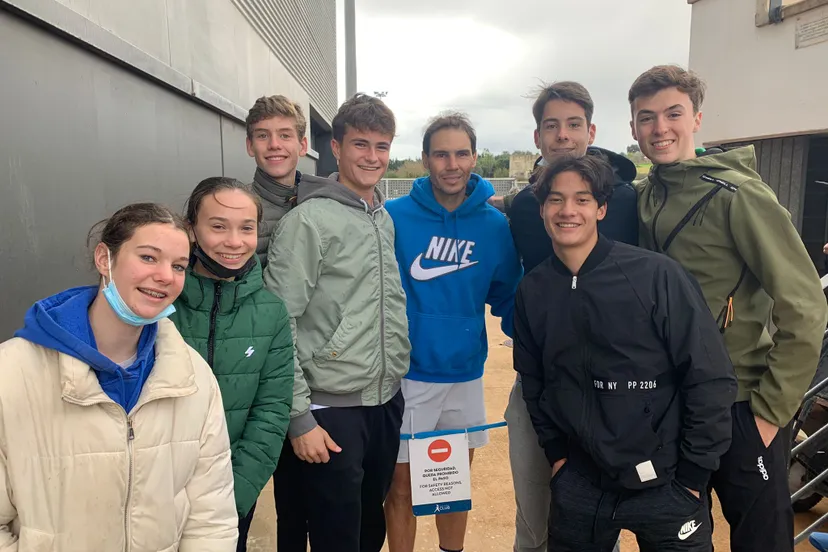jeugdige tennistalenten naar ten pro toernooi mallorca op de foto met rafael nadal