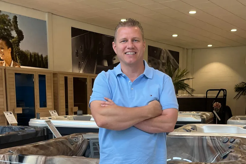 max blom poseert met twee awards in zijn showroom te etten leur 1