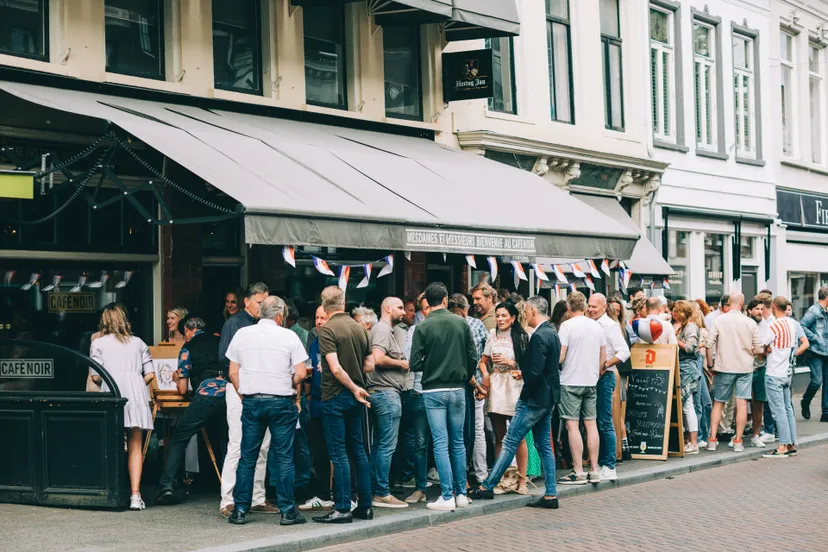 cafe noir viert verjaardag