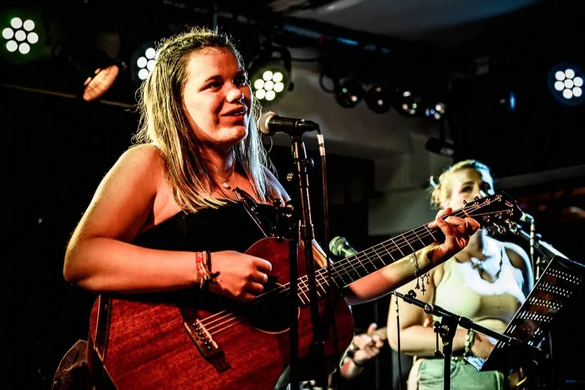 Deelnemers United Tunes op het podium bij Poppodium Phoenix - Foto door Tirtzah Bego