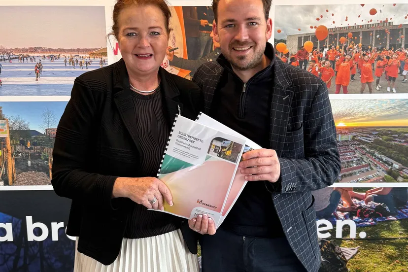 Ingrid Langen-de Kanter overhandigt Arjen van Drunen het buurtbehoefteonderzoek