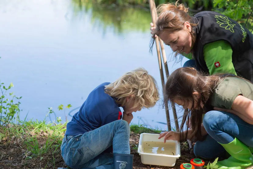 ivn-vrijwilliger-met-kinderen-bij-sloot