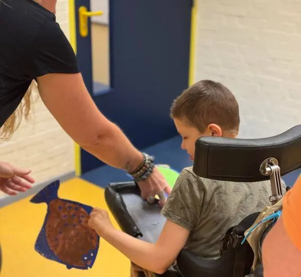 Leerling van Visio Onderwijs Breda oefent voor de musical