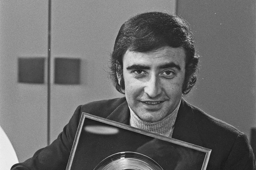 aankomst spaanse zanger peret op schiphol peret met gouden plaat bestanddeelnr 925 1520