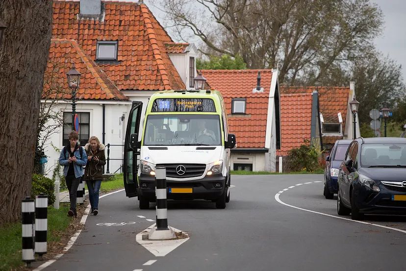 buurtbus in noord holland fotografie bas beentjes