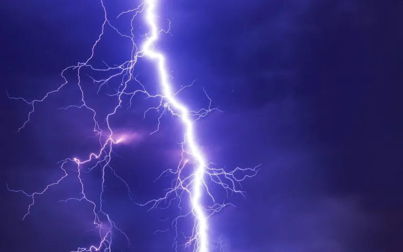 flash 2568381 1920 915x518