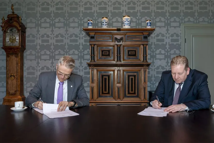 ondertekening bestuursovk regionaal wooncentrum picassolaan jjfoto 1024x623 1