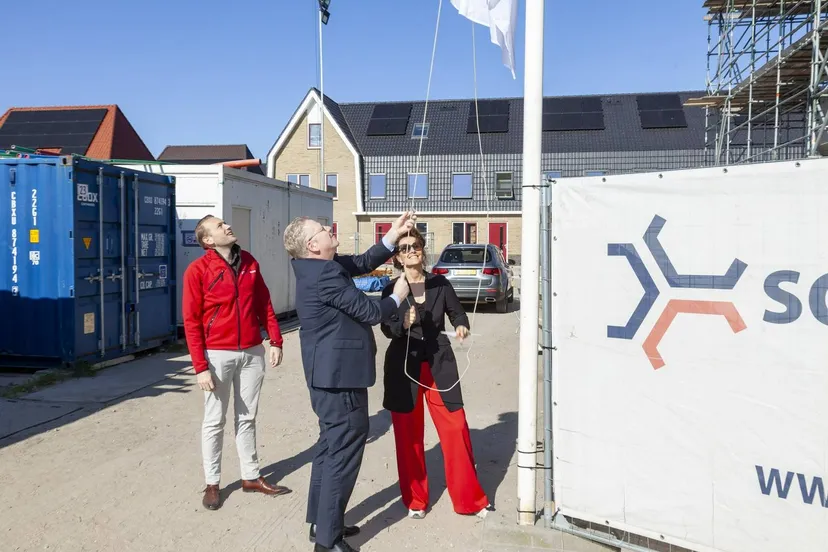 foto 1 startingerweg hijsen van de vlag tbv hoogste punt