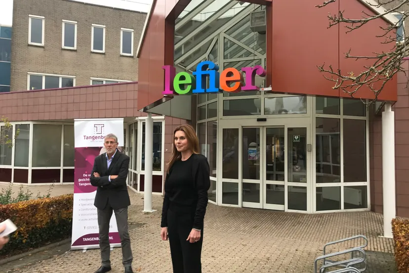 jan de goede en elles dost voor het pand aan de hooggoorns in emmen scaled