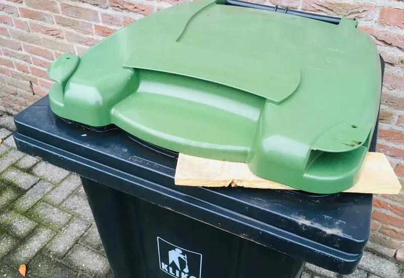 20201205 vastvriezen container