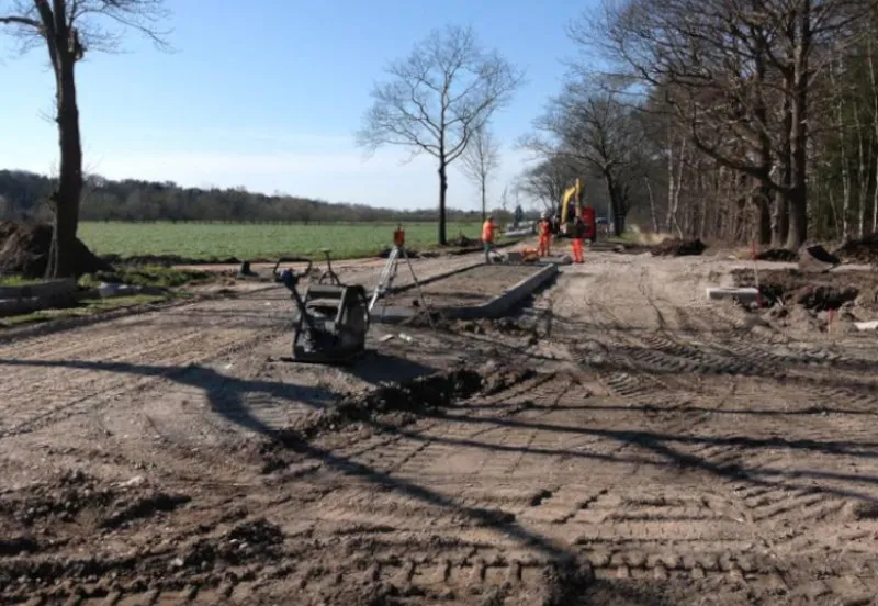 csm 25 3 foto werkzaamheden aan kruispunt alphensebaan met fietsallee bij zwembad c56c74214c