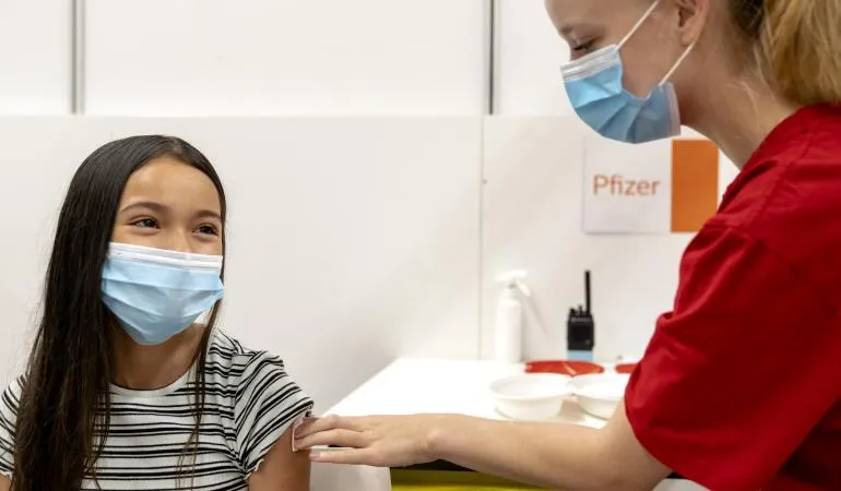 meisje krijgt vaccinatie