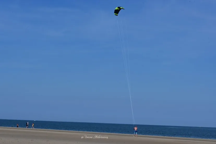 vliegeren aan het strand